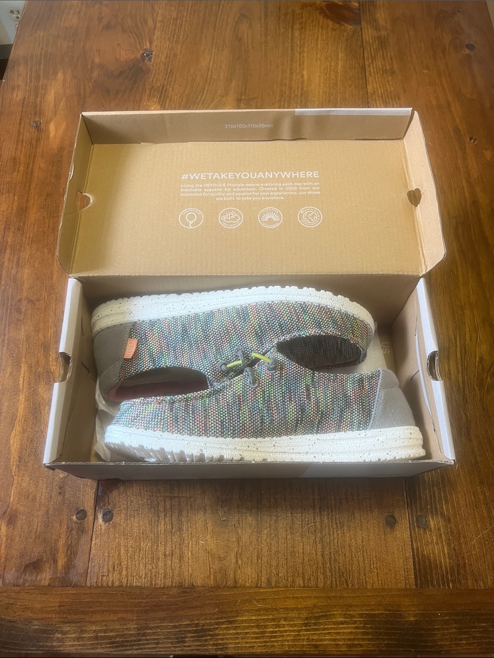 Women’s size 8 hey dude